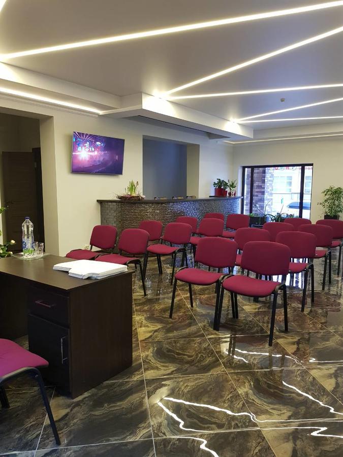 Grad Hotel Ashmyany Buitenkant foto