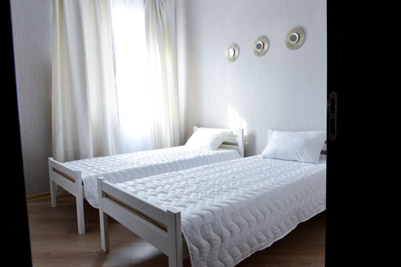 Grad Hotel Ashmyany Buitenkant foto